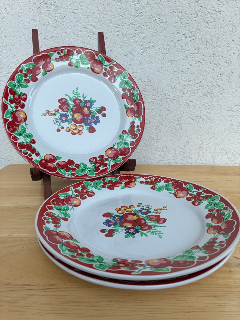 Moda Dallas Stoneware Vintage fruit and flowers plates Set of 3 red, green white